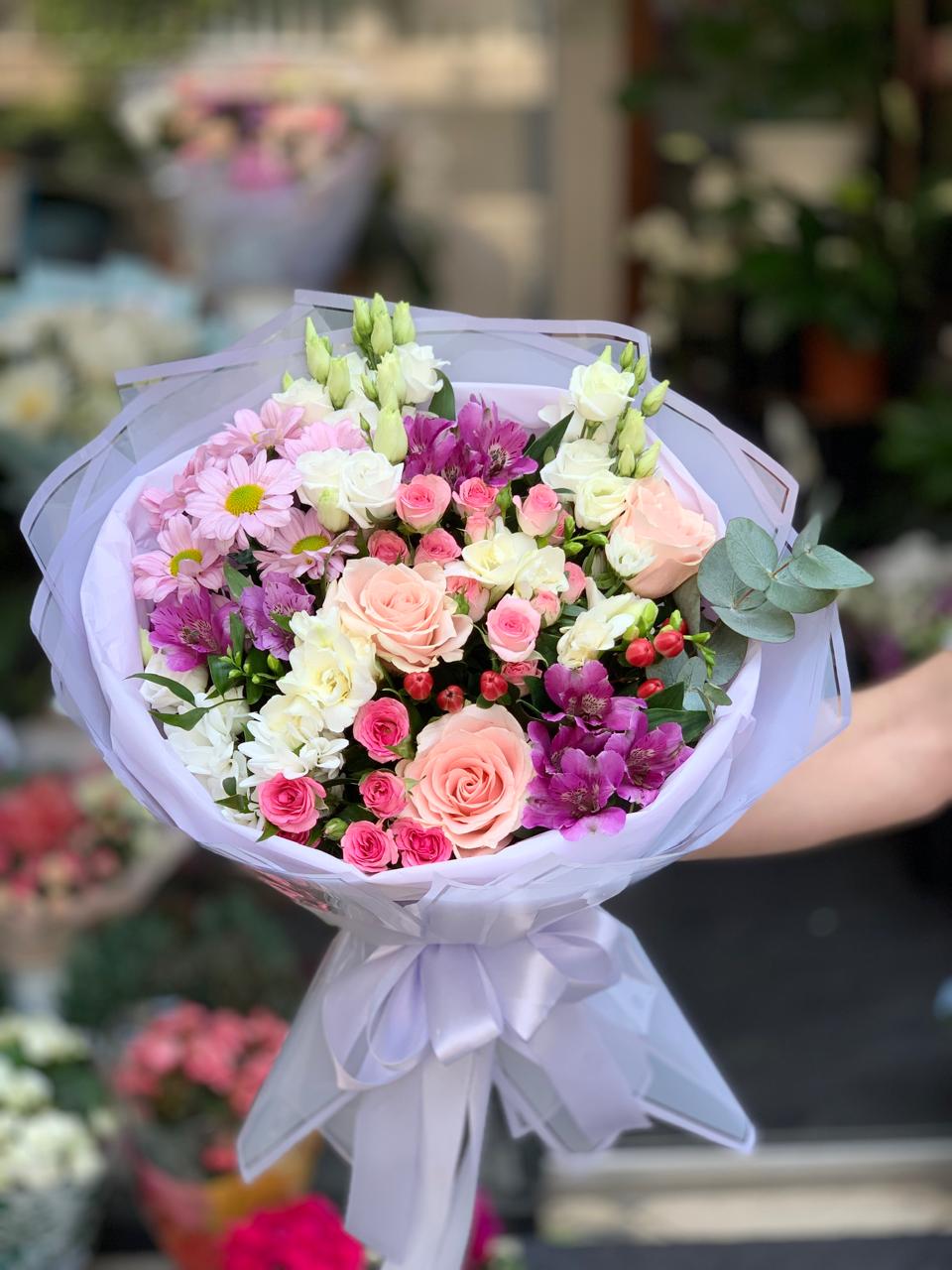 Buchet Mixt cu Trandafiri și Crizanteme The Bloom Room